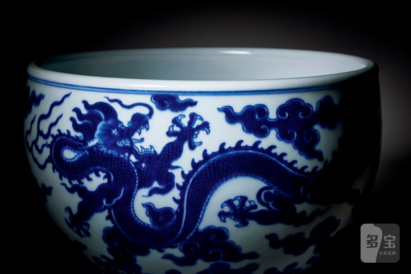 清乾隆 仿嘉窑青花云龙纹卷缸 - 图2